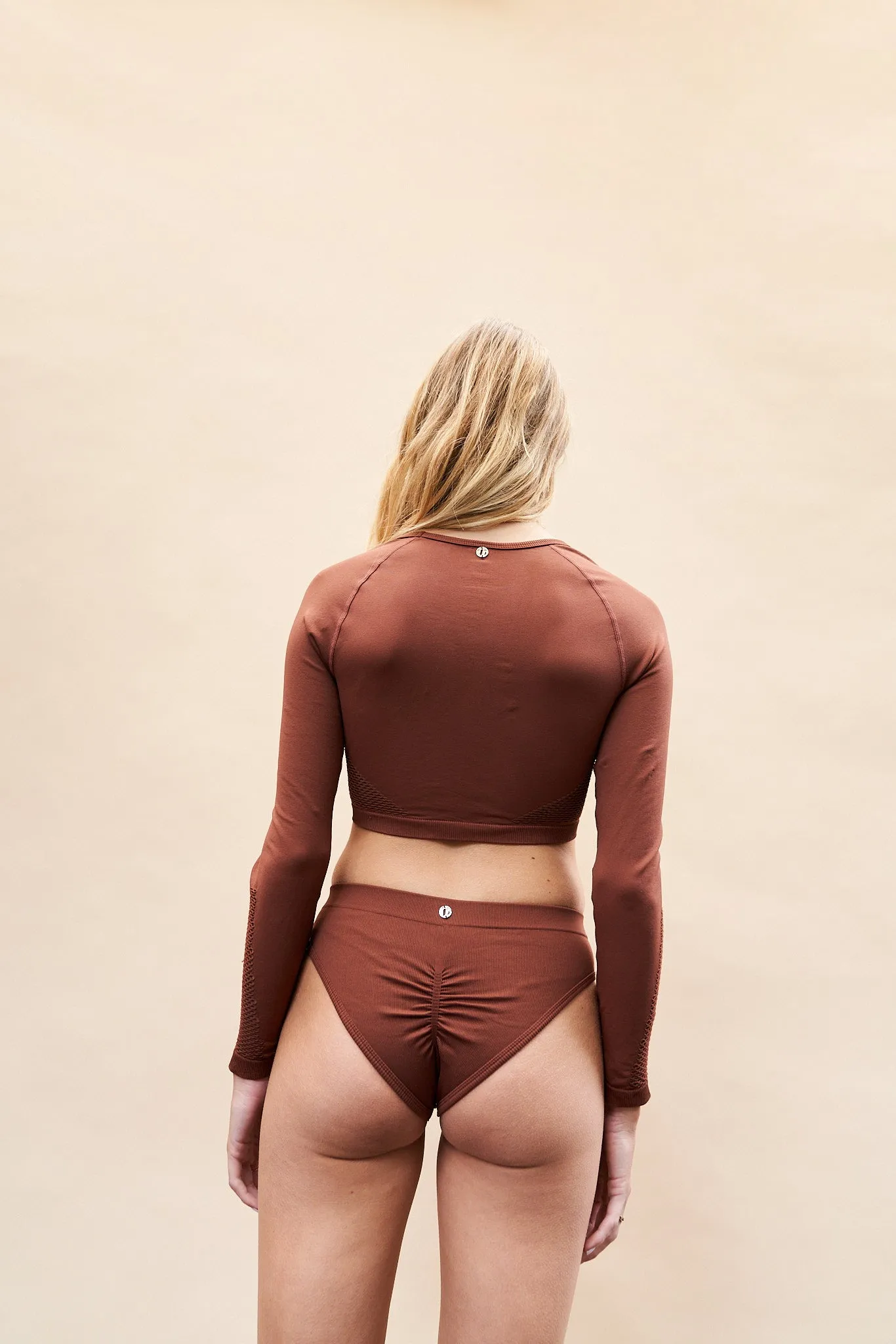 Ally Long Sleeve Crop - Shaping Breathable Top Recycled Choco