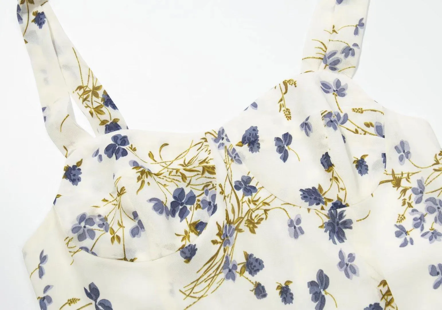Boho Bliss: Vacation-Ready, Slimming Dress with Elastic Waist and Sling Tie